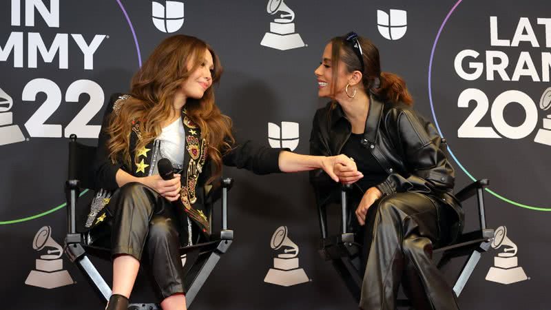 A artista mexicana Thalia e a cantora brasileira Anitta; as duas são amigas e apresentaram o Grammy Latino 2022 juntas - Ethan Miller/Getty Images