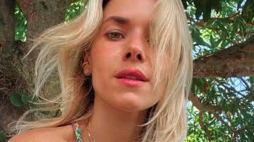 Monique Alfradique exibe corpão sarado em clique com biquíni roxo cavadíssimo - Foto/Instagram