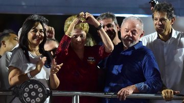 Dilma Rousseff usou vestido simbólico na comemoração da vitória de Lula - Foto: Getty Images