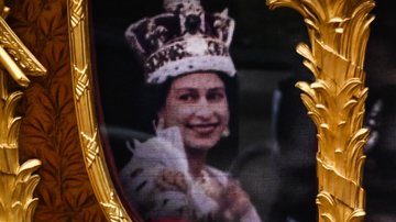 Imagem da rainha Elizabeth II em sua coroação que foi exibida na celebração de seu jubileu, em 2022 - Foto: Getty Images