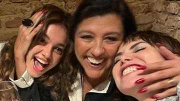 Regina Casé posou ao lado de Sophie Charlotte e Letícia Colin - Reprodução: Instagram