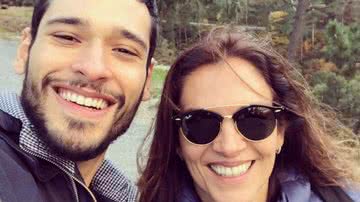 O ator Bruno Fagundes e sua mãe, a atriz Mara Carvalho, em registro feito no ano de 2018 - Foto: Reprodução/Instagram @bruno.fagundes
