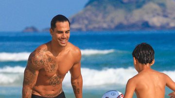Micael Borges curte dia na praia com o filho - Fotos: Fabrício Pioyani/ AgNews
