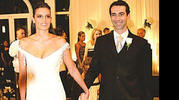 Cássia veste modelo de Reinaldo Lourenço, que foi padrinho do casamento com a mulher, Glória Coelho.