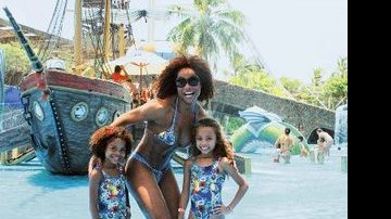 No Beach Park, em Fortaleza, Adriana se diverte com Thalita e Olívia. - JOÃO PAULO MELO