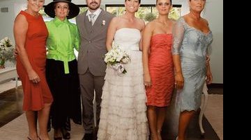 Sônia, Tida, os recém-casados, Adriana e Denise, mãe da noiva - Zé Luis Somens