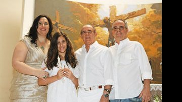 Na Capela Santa Rosa de Lima, Rio, Lívian faz o sacramento cercada pelos pais, Lilian e Renato, e o irmão e padrinho, Paulo. - FABRIZIA GRANATIERI