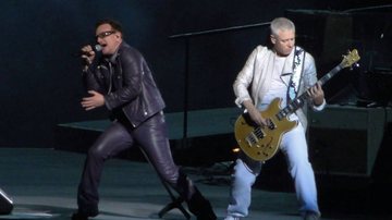 Bono e Adam Clayton no show do U2 em Santiago - Caio Guimarães