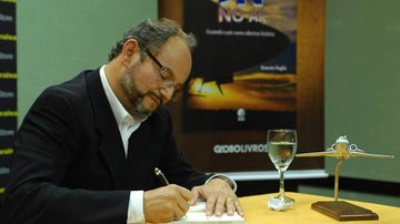 Ernesto Paglia autografa livro em São Paulo - Celso Akin /AgNews