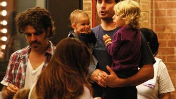 O carinho do ator com os dois filhos. - Daniel Delmiro /AgNews