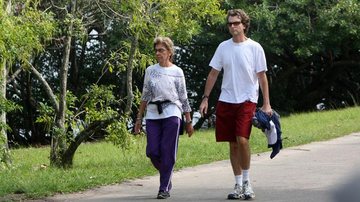 Marília Pêra caminha ao lado do marido - PhotoRioNews