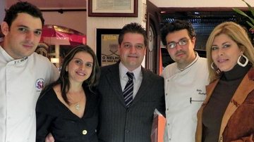Os chefs João Mariano e Fábio Barbaglini recebem Juliana Agapito, Gustavo Veiga e a atriz Suzy Ayres em festival em restaurante em SP. - ANTONIO RAMON, CAROLINA MIRANDA