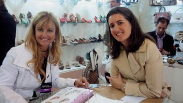 Em feira internacional de calçados, no Pavilhão de Exposições do Anhembi, em SP, a repórter Beth Martins entrevista a design de grife Carolina Martori para o programa Tarde Vip, do SBT.