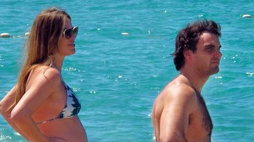 Ao lado do empresário, pai de seu primeiro filho, João Guilherme, a atriz e modelo entra no mar da Riviera Francesa. - Grosby Group
