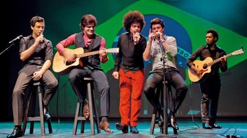 Mateus & Cristiano, nas pontas, dividem o palco e hits nacionais com João Camargo e Diego Moraes. - João Passos