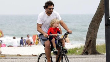 Thiago Lacerda passeia com Gael na praia da Barra da Tijuca, no Rio de Janeiro - Adilson Lucas/AgNews