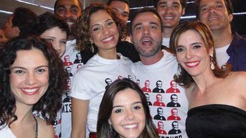 Elenco usa camiseta em homenagem ao diretor Dennis Carvalho - Reprodução / TV Globo