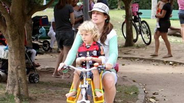 Vanessa Lóes com Gael na bicicleta - Delson Silva / AgNews