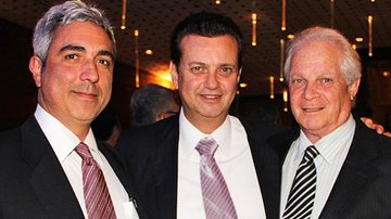 Gilberto Kassab, prefeito de SP, é ladeado por Luís Augusto Bulcão Carvalho e José Miguel Spina em jantar de negócios em SP.