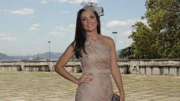 Patrícia Poeta usa fascinator no casamento de Carla Vilhena - Philippe Lima/ AgNews