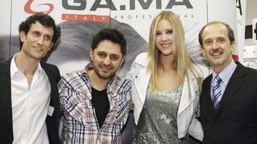 O hair stylist Sergio G. e a apresentadora Gianne Albertoni lançam comercial de marca de produtos de beleza entre Felipe Leonard e Marcelo Ceva, ambos da empresa, em São Paulo.