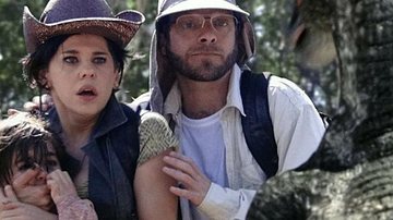 Vírginia (Bárbara Paz) e John (Michel Bercovitch) morrem ao serem atacados por dinossauro - Reprodução / TV Globo
