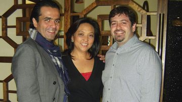 Em SP, o apresentador Fabio Arruda e a restauratrice Nancy Saeki jantam no restaurante de Roni Kormis.