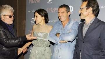 Na estreia do longa de Pedro Almodóvar, em NY, os protagonistas Elena Anaya e Antonio Banderas conferem festa com Alberto Iglesias, que assina a trilha do filme.