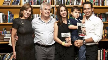 Com os pais, Sandra e Helio, a irmã, Katiucia, e o sobrinho, Eduardo, o piloto faz sessão de autógrafos. - Vagner Campos