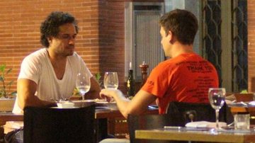 Paulo Rocha em jantar com um amigo no Leblon, no Rio - Fausto Candelaria / AgNews