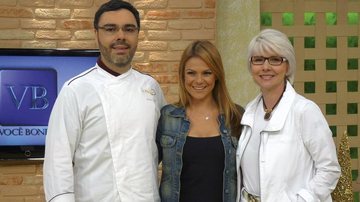Carol Minhoto, ao centro, recebe o chef Renato Caleffi e a nutricionista Gisela Savioli na atração da TV Gazeta, em São Paulo.