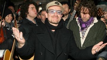 Bono Vox se apresenta em rua de Dublin para arrecadar fundos para a caridade - The Grosby Group