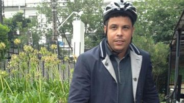 Ronaldo Nazário vai a reunião de bicicleta - Reprodução / Twitter