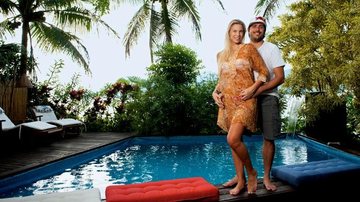 Na Ilha de CARAS, o casal relaxa na piscina e faz balanço dos quatro anos e meio juntos, sendo seis
meses de casamento. - Selmy Yassuda