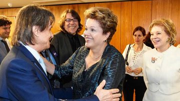 Roberto Carlos saúda Dilma Rousseff. - Roberto Stuckert Filho/PR
