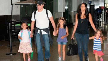 O pai Matt Damon viaja com a família - Infphoto/ The Grosby Group