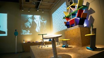 Em exposição na galeria Firma Casa, a mostra traz projeções que remetem aos sucessos musicais das décadas de 1970, como The Rolling Stones e Tropicália. É do criador do grupo Memphis, Ettore Sottsass, o aparador Casablanca. - -