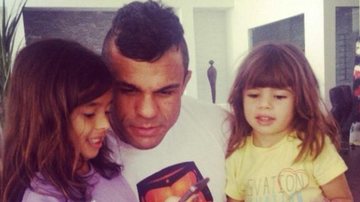 Vitor Belfort e Joana Prado brincam com os três filhos - Reprodução Instagram