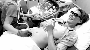 Katherine Heigl mostra a ultrassom de seu primeiro filho - Reprodução