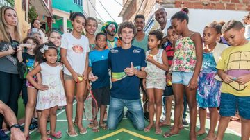 Guga participa de ação do bem no Rio de Janeiro - Daniel Martins