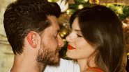 Camila Queiroz e Klebber Toledo surgiram em clima de romance no Natal - Reprodução: Instagram
