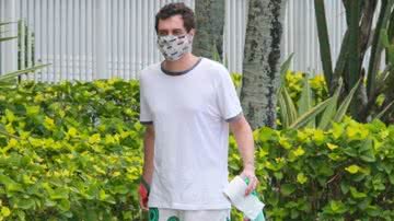 Felipe Dylon passeia com seu cachorro em Ipanema segurando um rolo de papel higiênico - J/AGNEWS