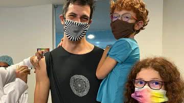 Mateus Solano e filhos tomam juntos a vacina contra covid-19 - Reprodução/Instagram