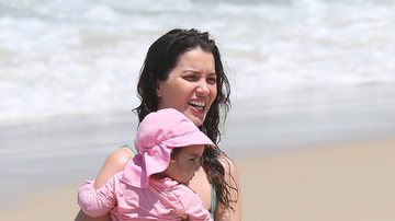 Nathalia Dill curte dia na praia com a família - Fotos: Dilson Silva / AgNews