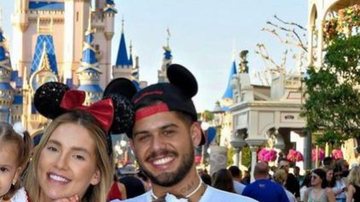 Virginia Fonseca e Zé Felipe posaram com as filhas em frente ao castelo da Disney - Reprodução: Instagram