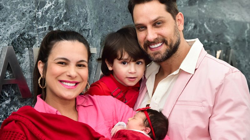 Kamilla Salgado e Elieser Ambrosio posam com os dois filhos, Bento e Victoria - Fotos: Leo Franco / AgNews