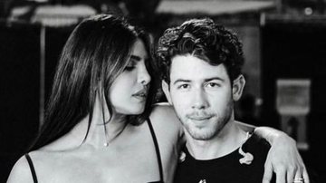 Priyanka Chopra posou ao lado do marido Nick Jonas em show dos Jonas Brothers - Reprodução: Instagram/Foto: Andy Barron