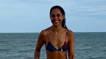 Camila Pitanga na praia - Reprodução/Instagram