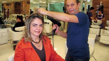 Liliane Ventura cuida das madeixas com o hair designer Mário Rodrigues, em SP. - BRUNO SPADA, ERASMO NASCIMENTO, FABRIZIO GUERATTO, L.R COMUNICAÇÃO E LUCIANA PREZIA