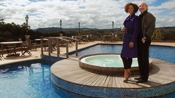 Na piscina de hotel, Valéria e Hans curtem as belezas de Bento Gonçalves. - Liane Neves